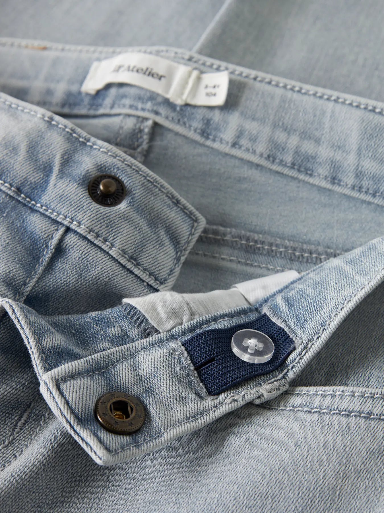 Detail Knopf Kinder Jeans Denim von Lil' Atelier im Bärechind Kinderladen Bärechind Winterthur Zürich Schweiz