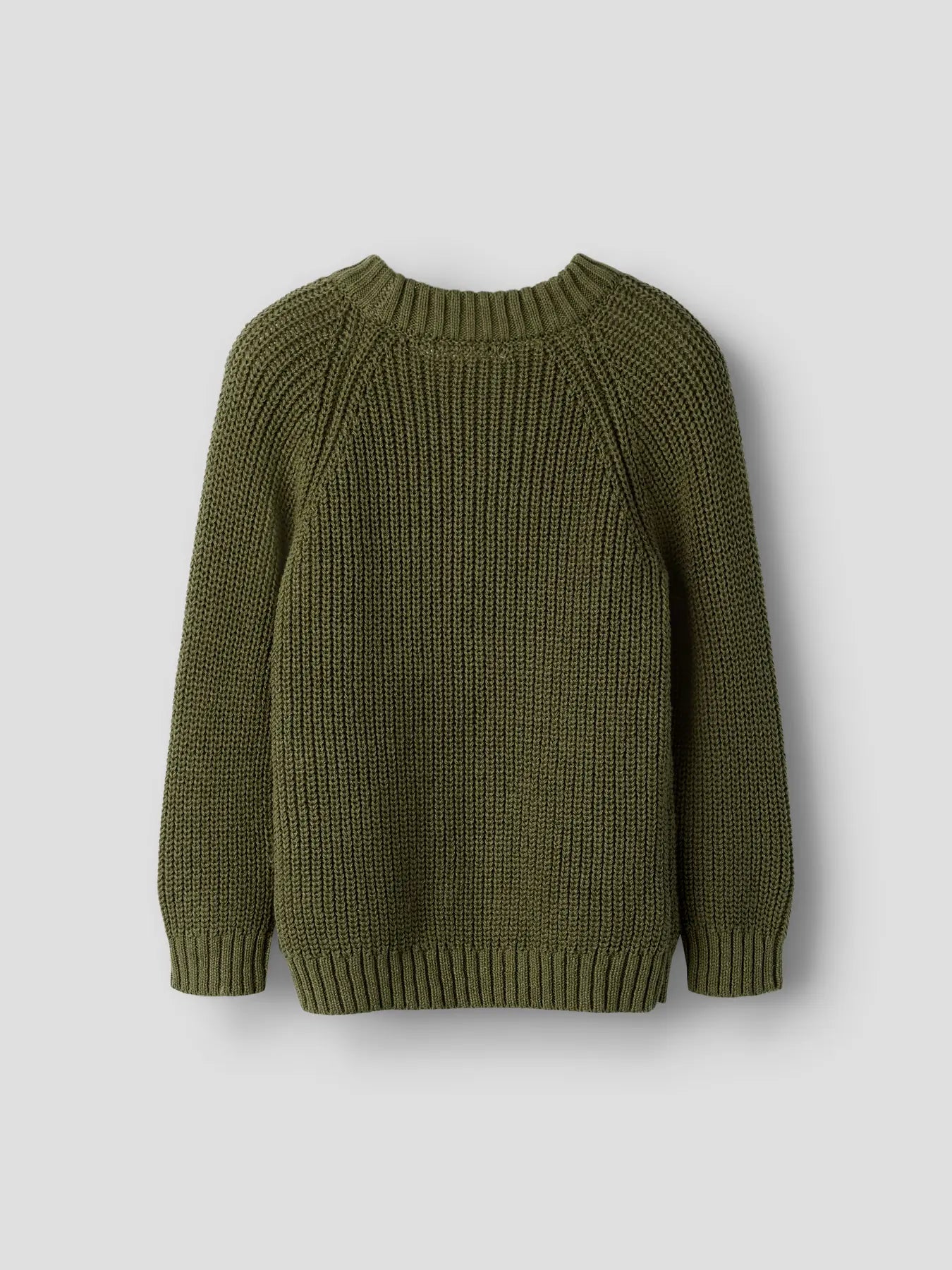 Rückansicht des olivgrünen Kinder Strickpullovers von Lil' Atelier aus Bio-Baumwolle mit grobem Strickmuster.