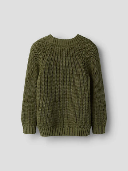 Rückansicht des olivgrünen Kinder Strickpullovers von Lil' Atelier aus Bio-Baumwolle mit grobem Strickmuster.