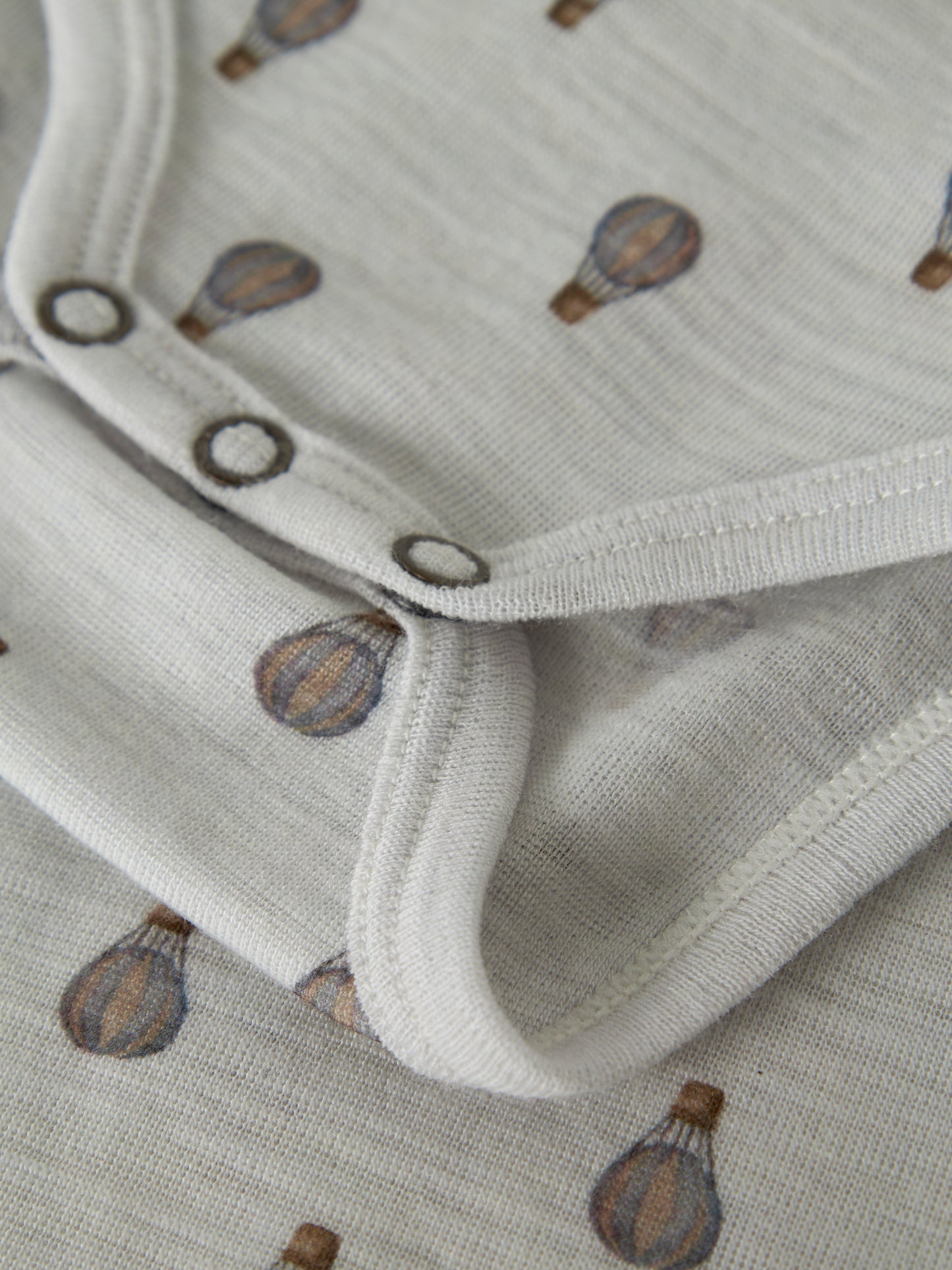 Bärechind Lil'Atelier Merino Heissluftballon Body, Detailansicht der Druckknöpfe