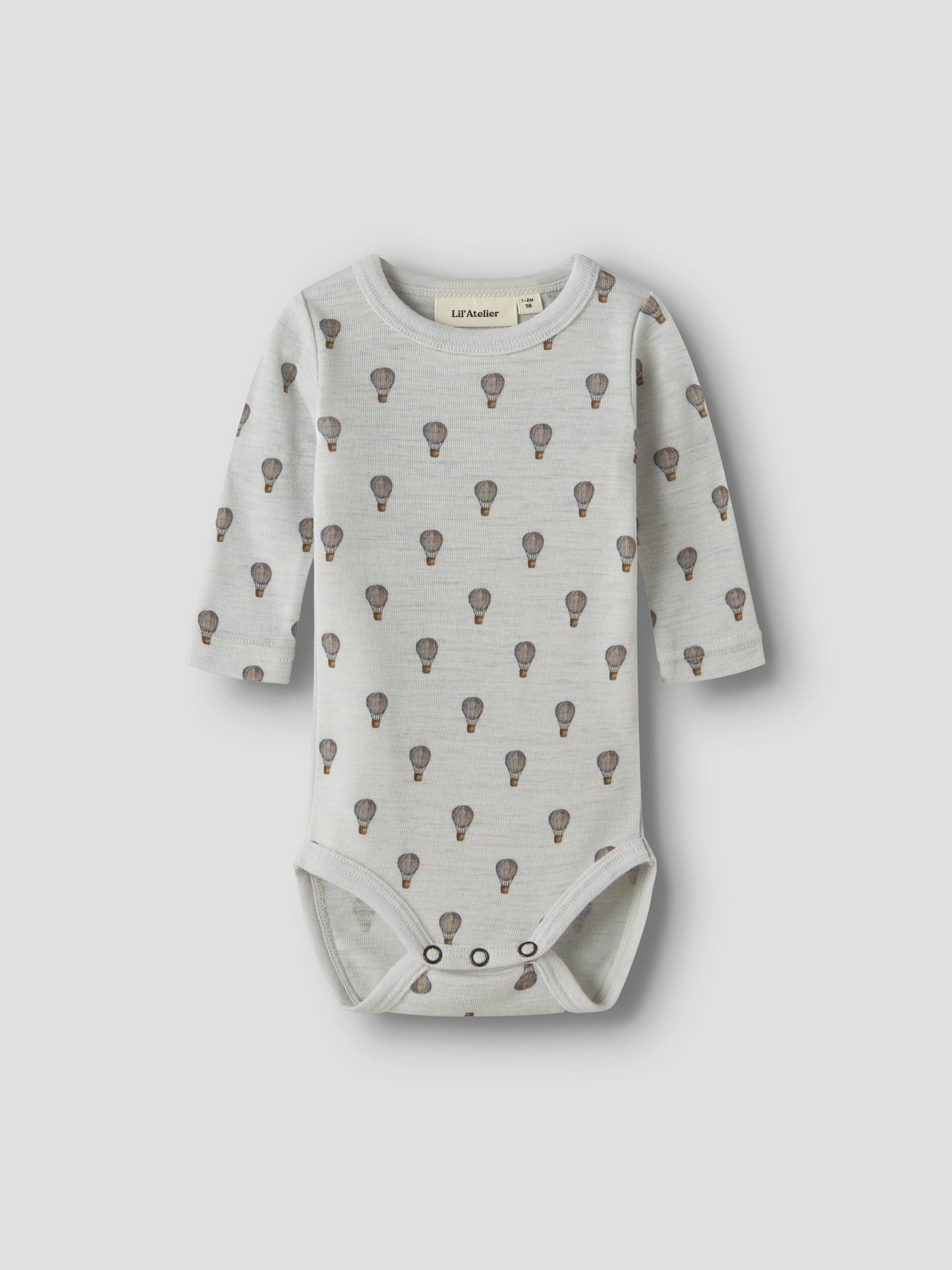 Merino-Langarmbody mit Heissluftballon-Print in Oyster Mushroom, Vorderansicht mit O-Ausschnitt