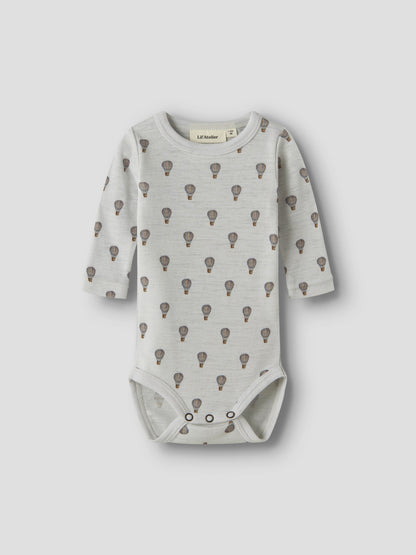 Merino-Langarmbody mit Heissluftballon-Print in Oyster Mushroom, Vorderansicht mit O-Ausschnitt