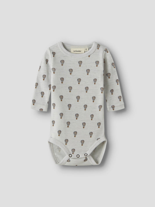 Merino-Langarmbody mit Heissluftballon-Print in Oyster Mushroom, Vorderansicht mit O-Ausschnitt