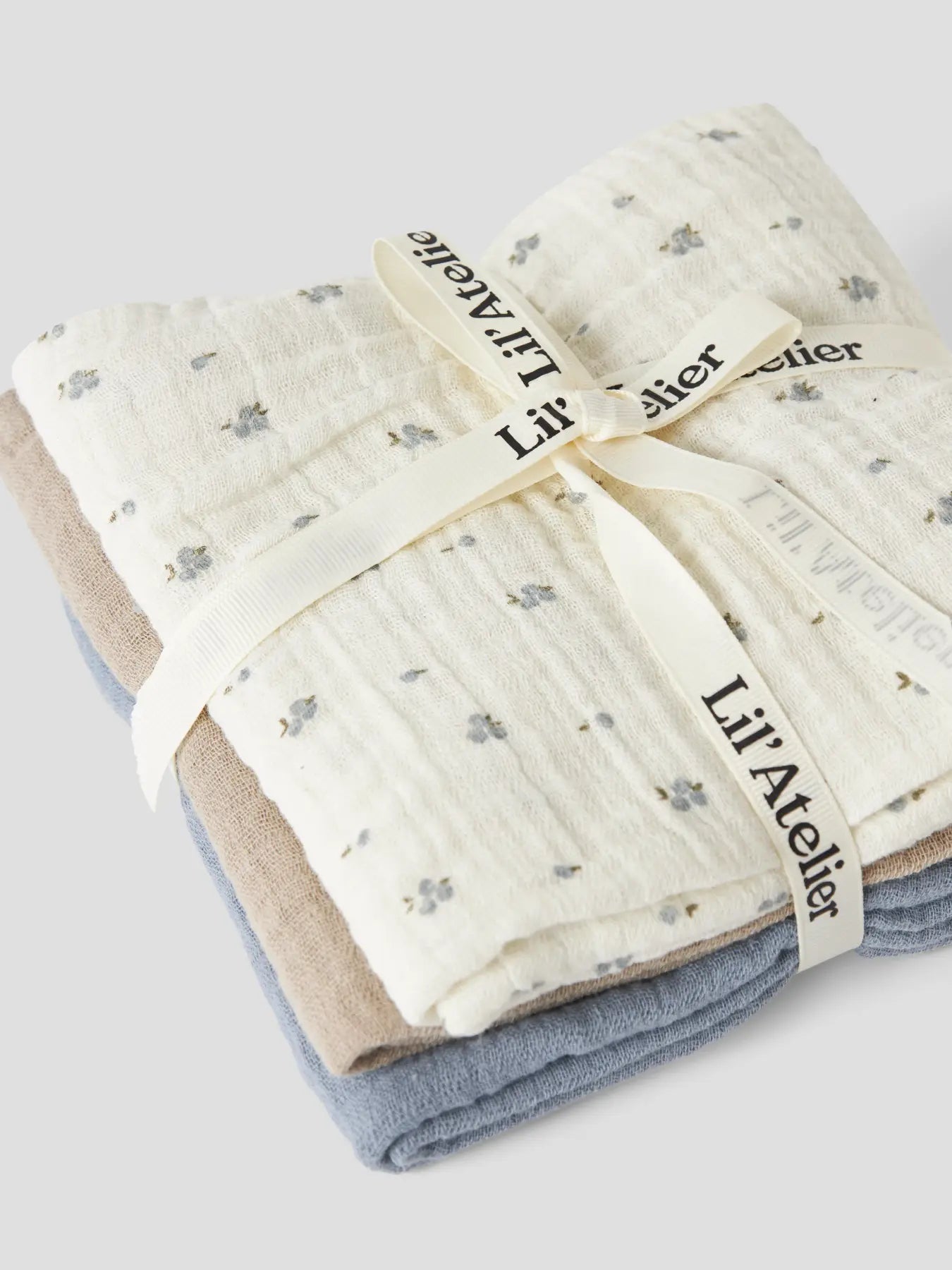 Lil’ Atelier Mulltücher aus Bio-Baumwolle im 3er Set in Beige und Blau für Babys im Bärechind Winterthur