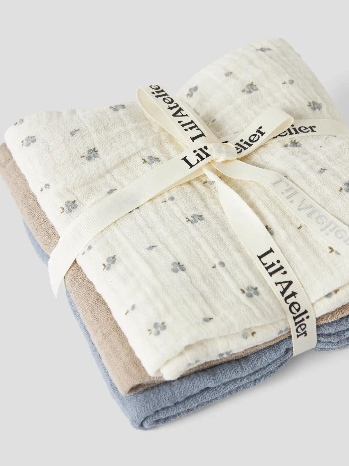 Lil’ Atelier Mulltücher aus Bio-Baumwolle im 3er Set in Beige und Blau für Babys im Bärechind Winterthur