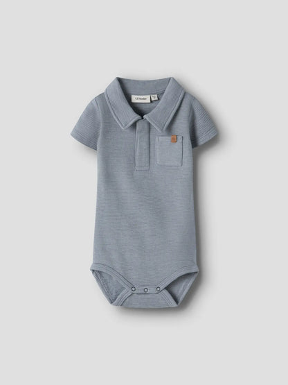 Baby Polo Body aus Baumwolle blau von Lil' Atelier zu kaufen im Bärechind Kinderladen Winterthur Zürich Schweiz
