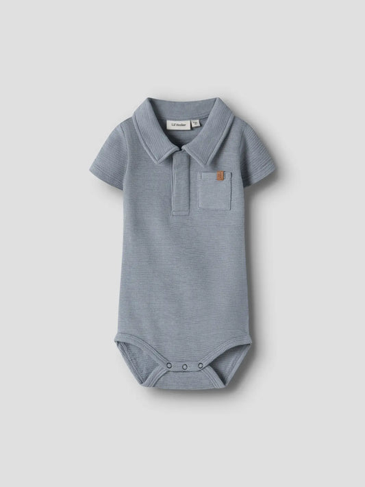 Baby Polo Body aus Baumwolle blau von Lil' Atelier zu kaufen im Bärechind Kinderladen Winterthur Zürich Schweiz