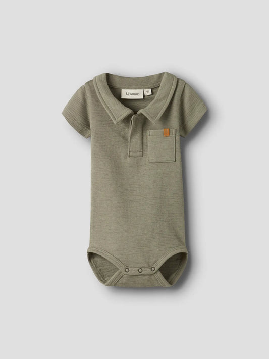 Baby Polo Body aus Baumwolle in olive von Lil' Atelier zu kaufen im Bärechind Kinderladen Winterthur Zürich Schweiz