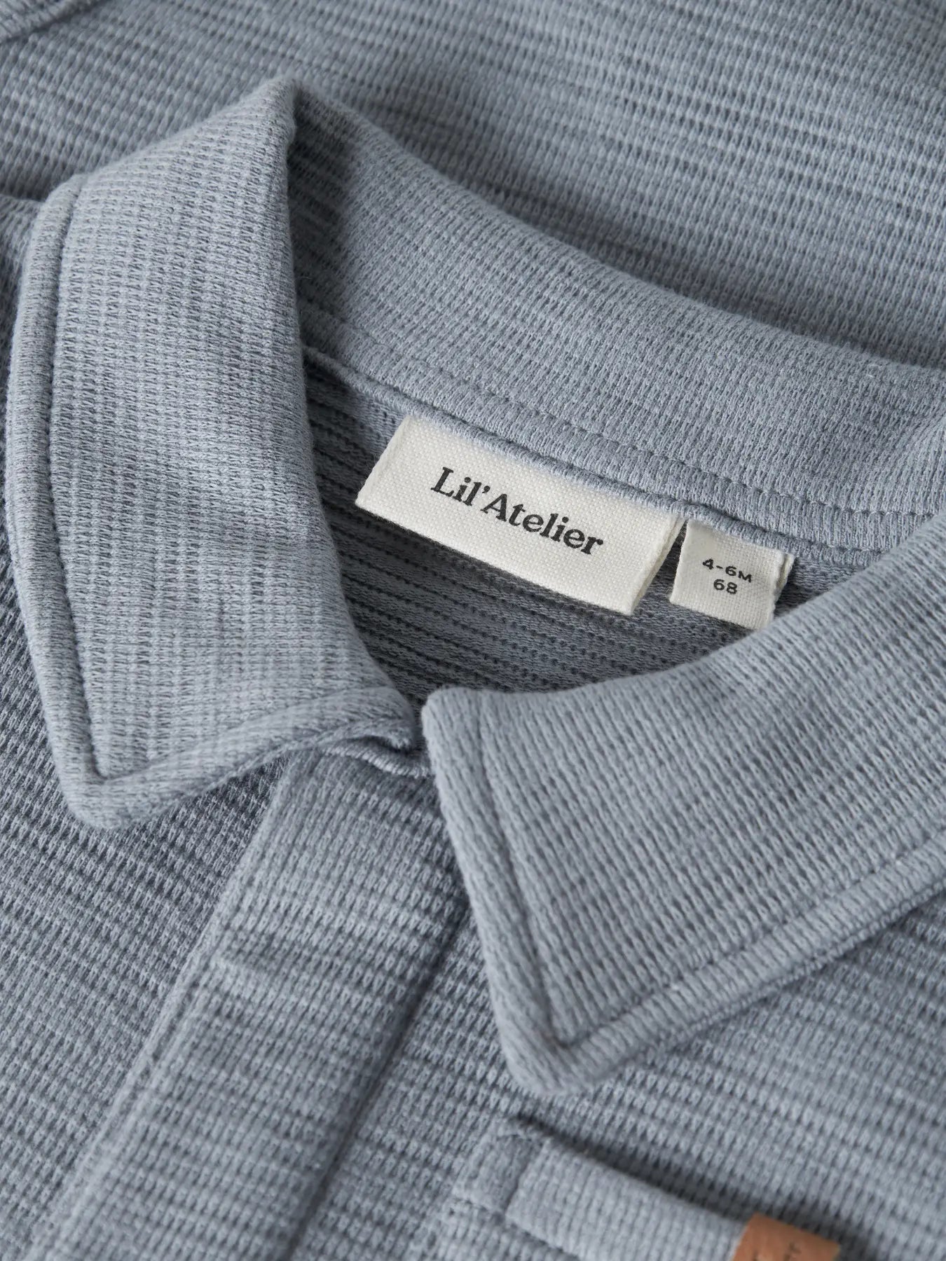 Detail Polokragen Baby Body aus Baumwolle von Lil' Atelier im Bärechind Kinderladen Bärechind Winterthur Zürich Schweiz