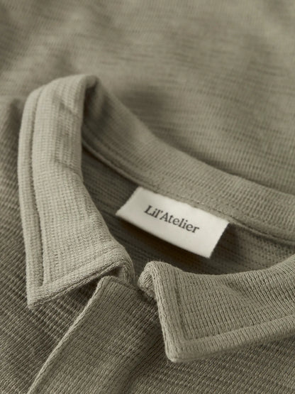 Detail Polokragen Baby Body in olive aus Baumwolle von Lil' Atelier im Bärechind Kinderladen Bärechind Winterthur Zürich Schweiz