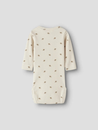 Rückseite des LIL' ATELIER Ripp Bodys aus Baumwolle und TENCEL™ Lyocell in Creme mit kleinem Planetenprint für Babys