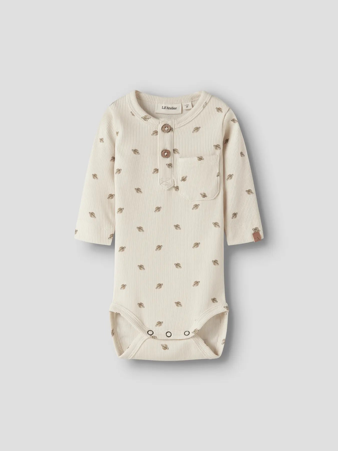 LIL' ATELIER Langarm Ripp Body aus Baumwolle und TENCEL™ Lyocell in Creme mit Planetenprint, Brusttasche und Knopfleiste für Babys