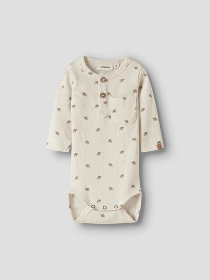 LIL' ATELIER Langarm Ripp Body aus Baumwolle und TENCEL™ Lyocell in Creme mit Planetenprint, Brusttasche und Knopfleiste für Babys