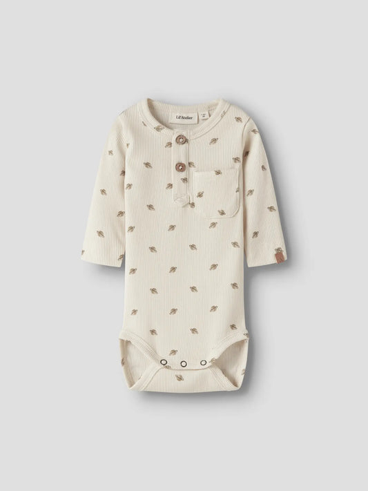 LIL' ATELIER Langarm Ripp Body aus Baumwolle und TENCEL™ Lyocell in Creme mit Planetenprint, Brusttasche und Knopfleiste für Babys