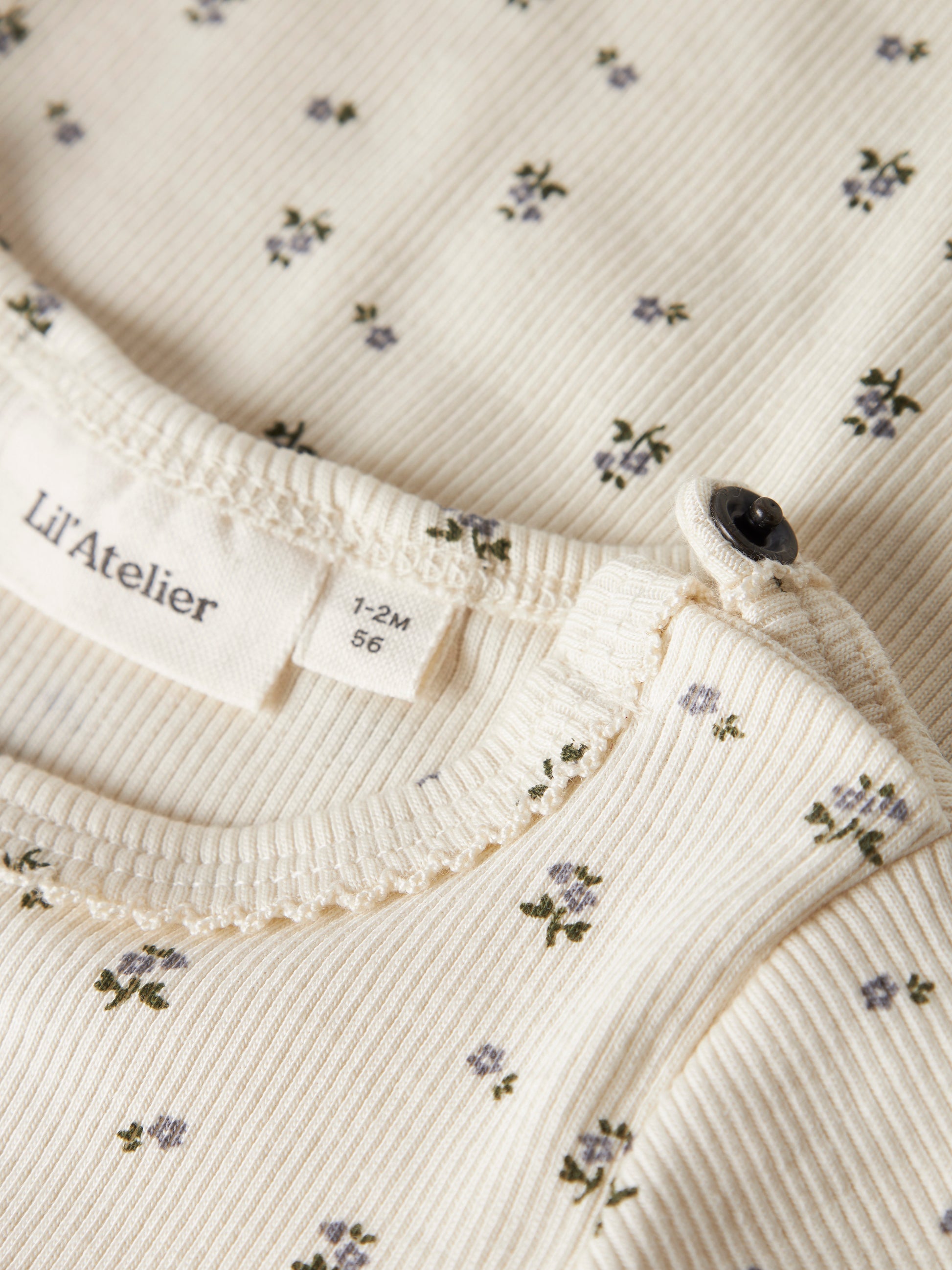 Detailaufnahme der Rippstruktur und des Blümchenmusters am Lil' Atelier Body, erhältlich im Bärechind.