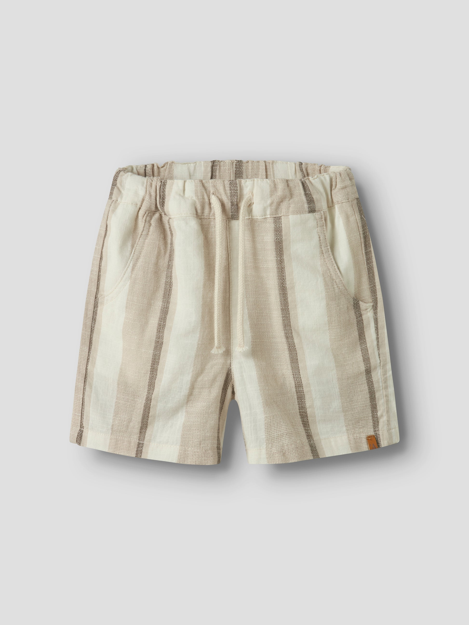 Lil'Atelier Shorts mit Streifenmuster in Beige bei Bärechind Winterthur, Zürich, Schweiz.