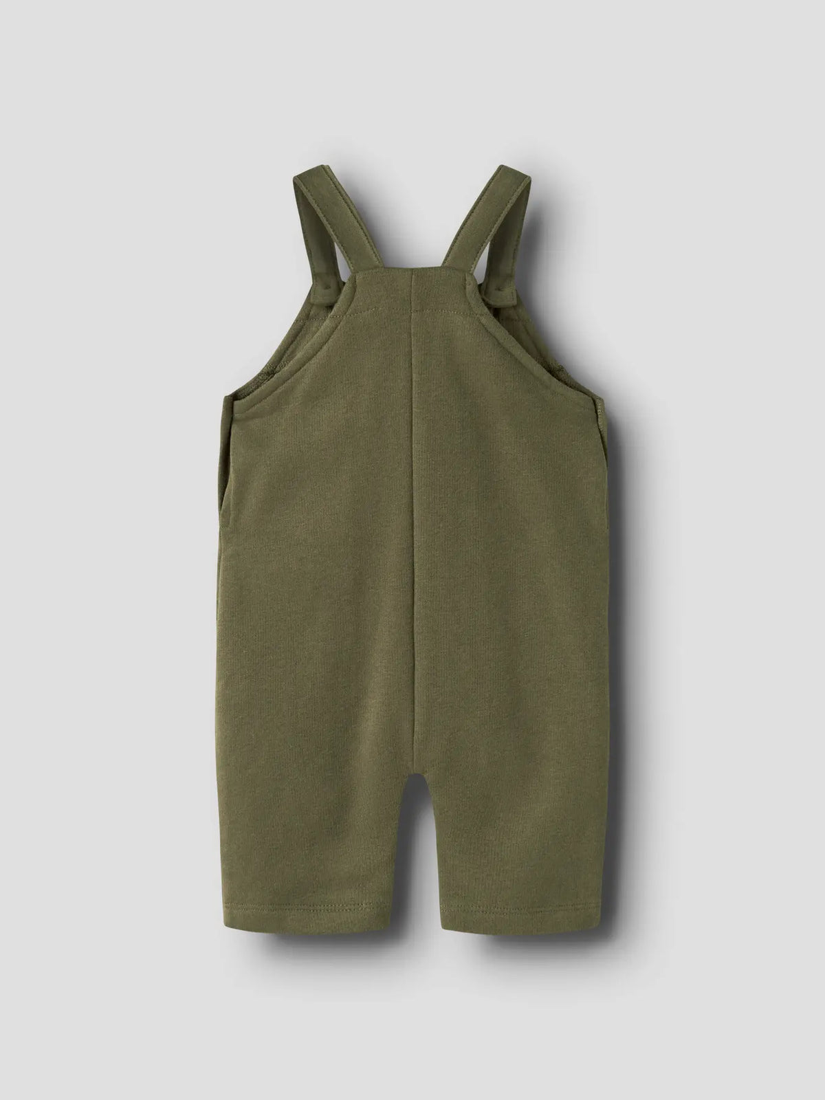 Rückseite der LIL' ATELIER Sweat Latzhose aus Bio Baumwolle in Olivgrün für Babys und Kleinkinder, erhältlich im Bärechind Winterthur.