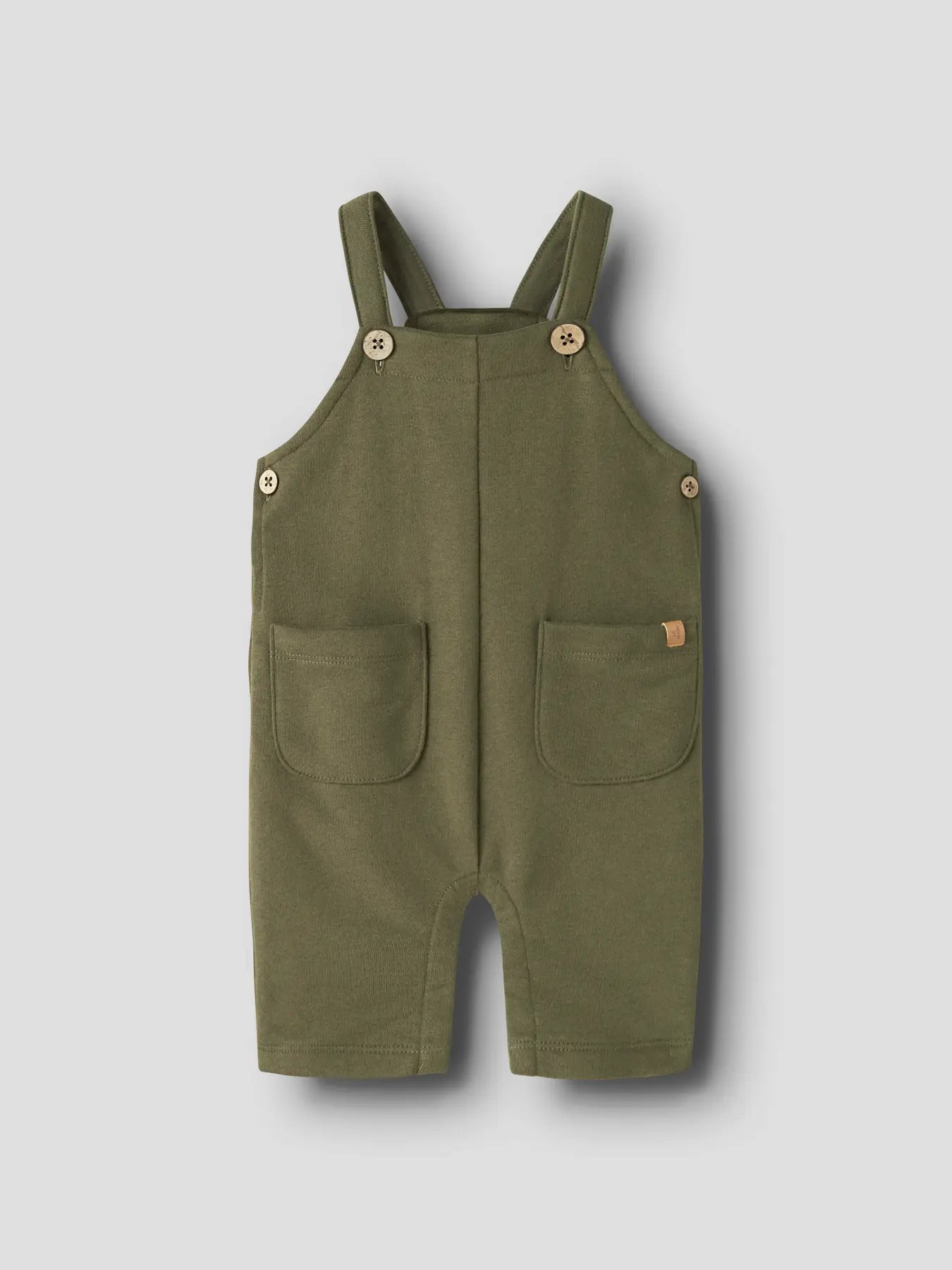 LIL' ATELIER Sweat Latzhose aus Bio Baumwolle in Olivgrün mit Fronttaschen und Knöpfen in Holzoptik für Babys und Kleinkinder