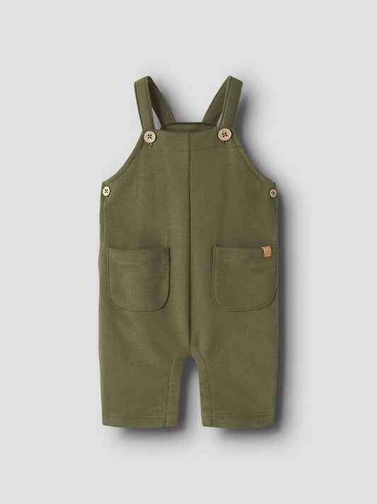 LIL' ATELIER Sweat Latzhose aus Bio Baumwolle in Olivgrün mit Fronttaschen und Knöpfen in Holzoptik für Babys und Kleinkinder