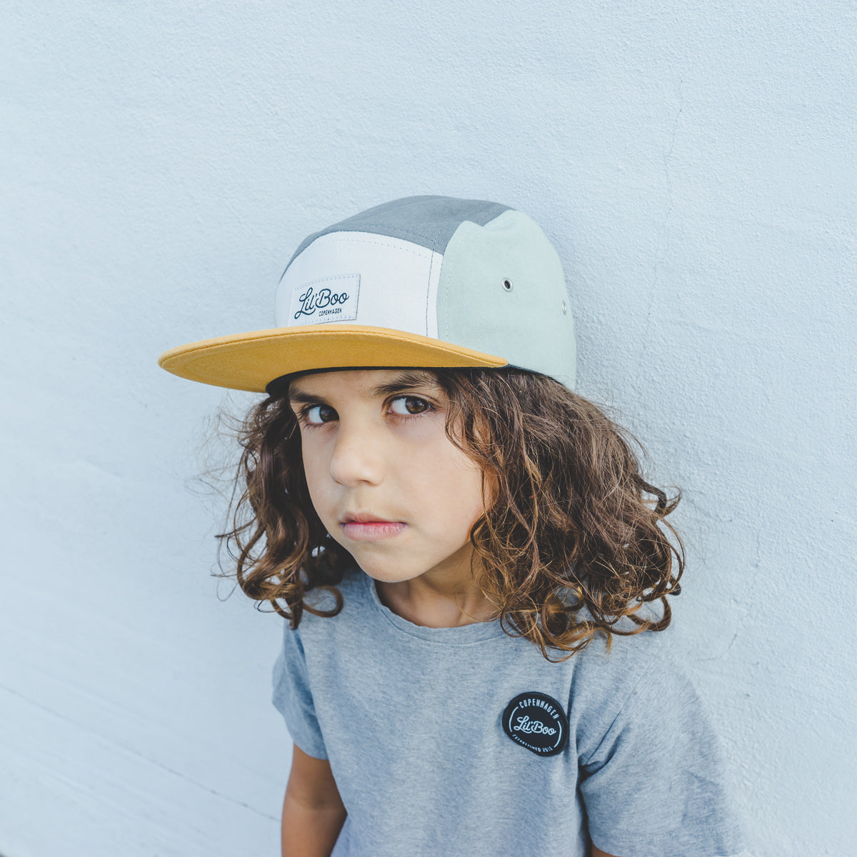 Kind trägt Lil Boo Kinder Cap Block Honey Gold Sommer Cap aus Bio Baumwolle
