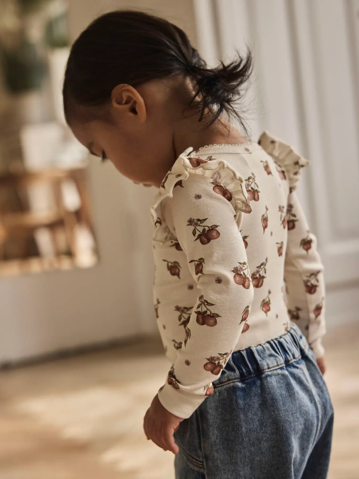 Baby trägt Langarmbody mit Blumenmuster von LIL'ATELIER bei Bärechind Winterthur Zürich Schweiz