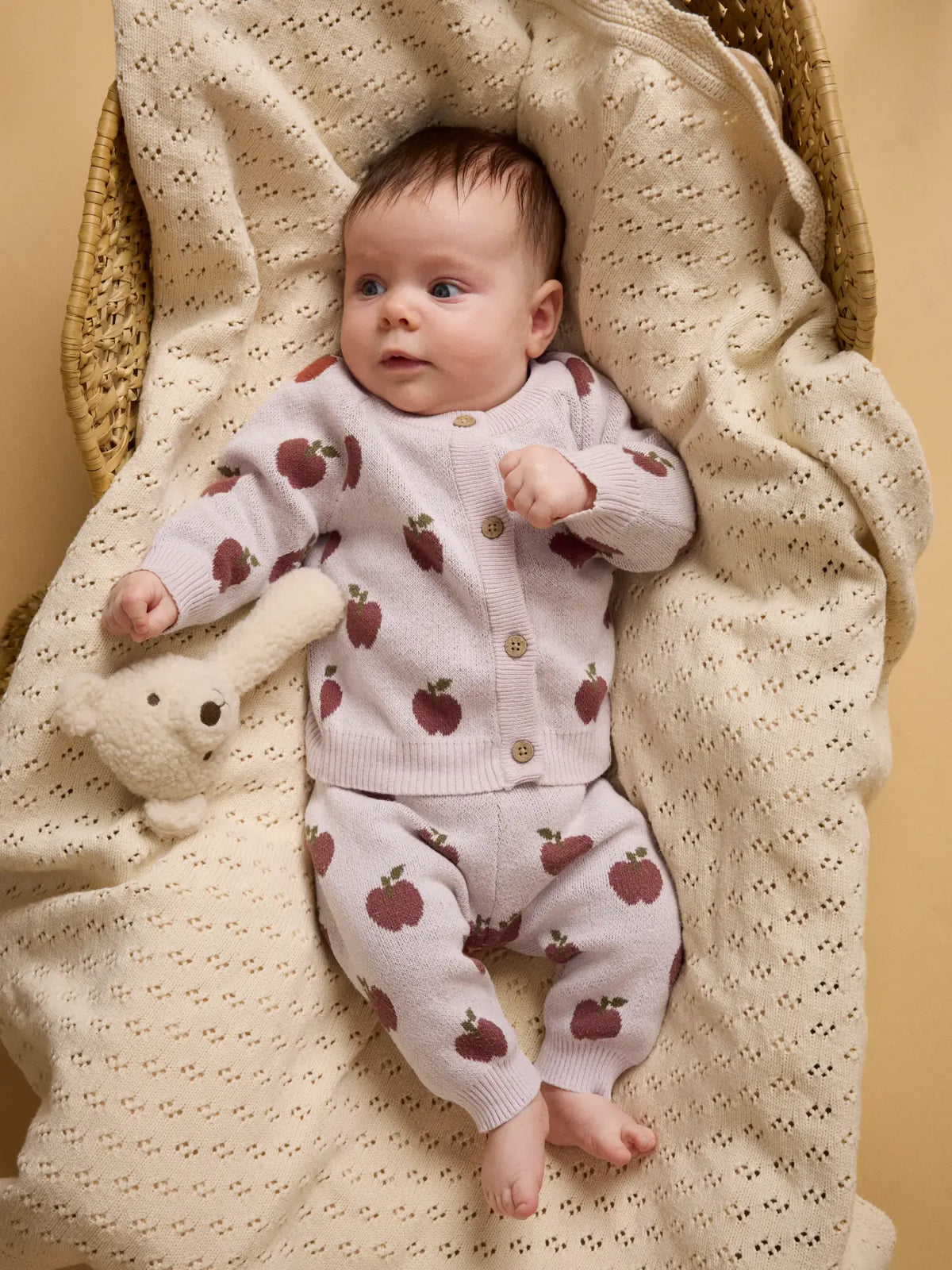 Baby trägt Strickjacke mit Apfelmuster von LIL'ATELIER bei Bärechind Winterthur Zürich Schweiz