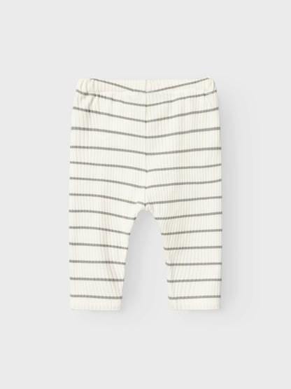 Rückseite der Lil’Atelier Babyhose mit Streifen aus Baumwolle – erhältlich bei Bärechind in Winterthur, Zürich, Schweiz.