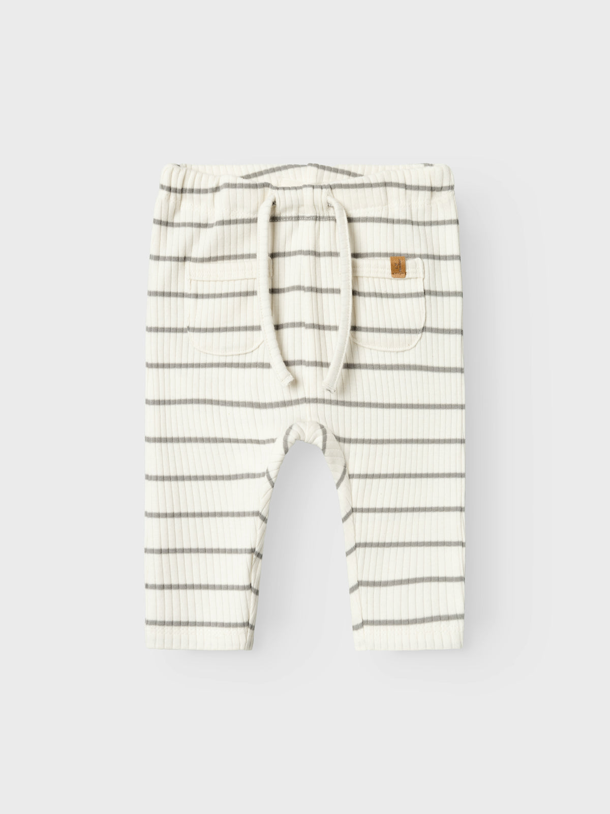 Vorderseite der gestreiften Lil’Atelier Hose aus Baumwolle – exklusiv bei Bärechind in Winterthur, Zürich, Schweiz.
