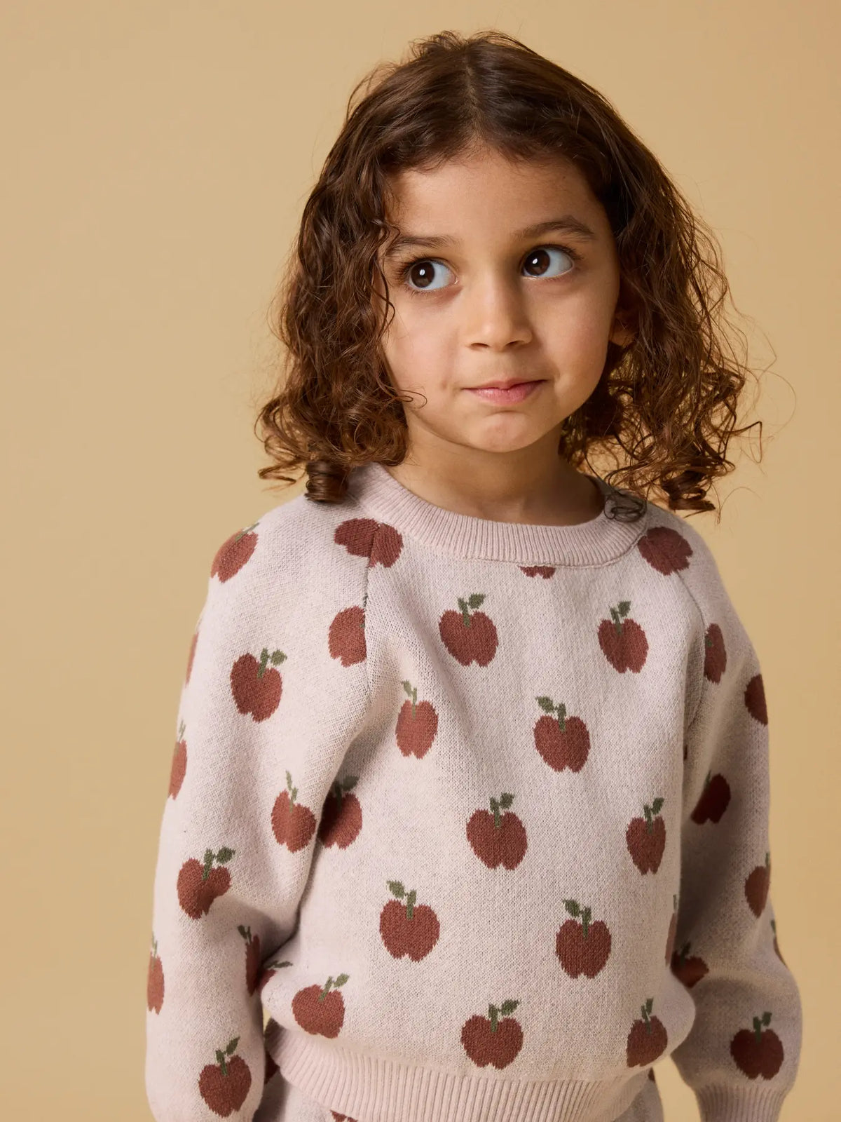 Kind trägt Strickpullover mit Apfelmuster von LIL'ATELIER bei Bärechind Winterthur Zürich Schweiz