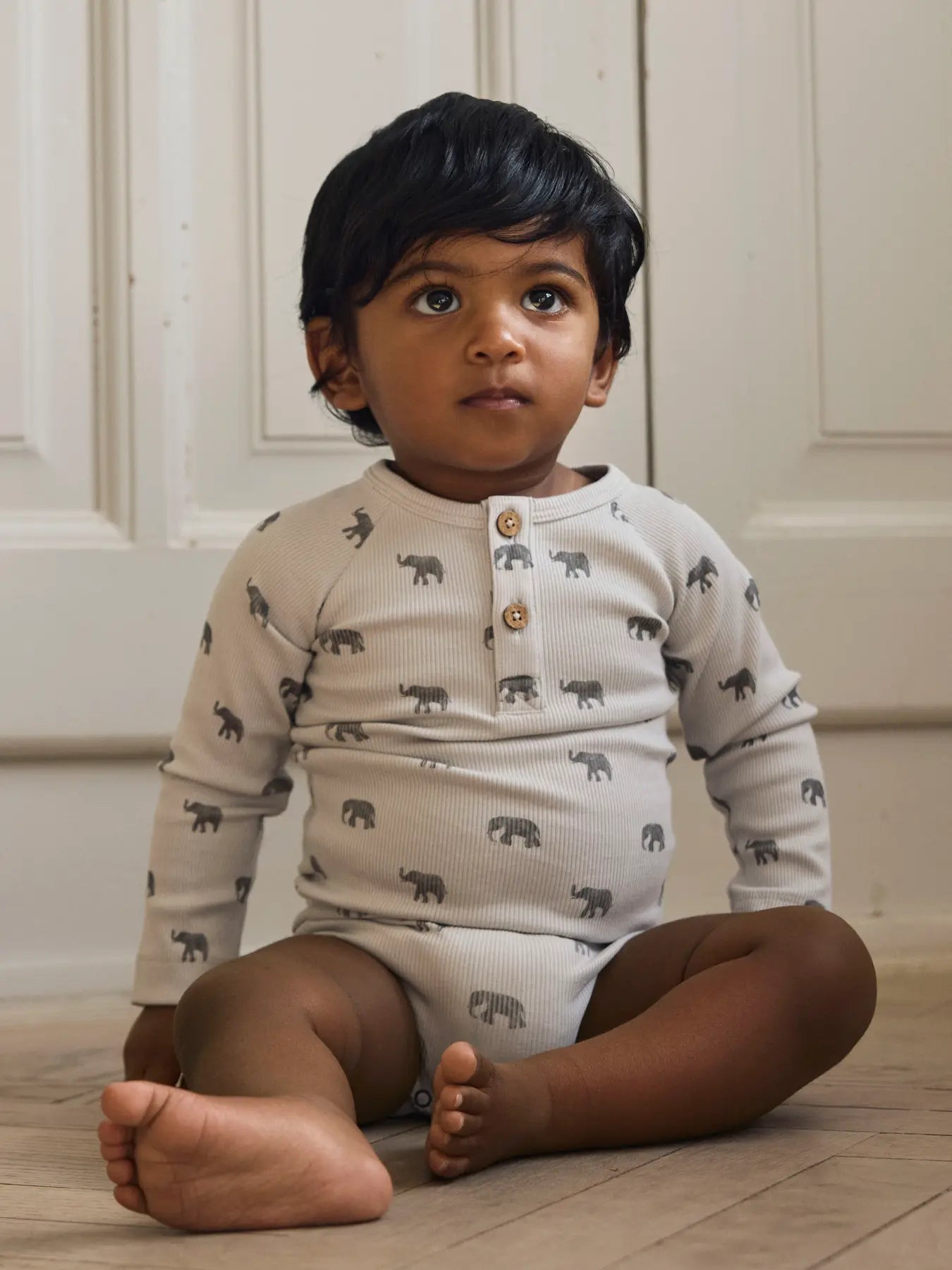 Baby trägt Langarmbody mit Elefantenmuster von LIL'ATELIER bei Bärechind Winterthur Zürich Schweiz