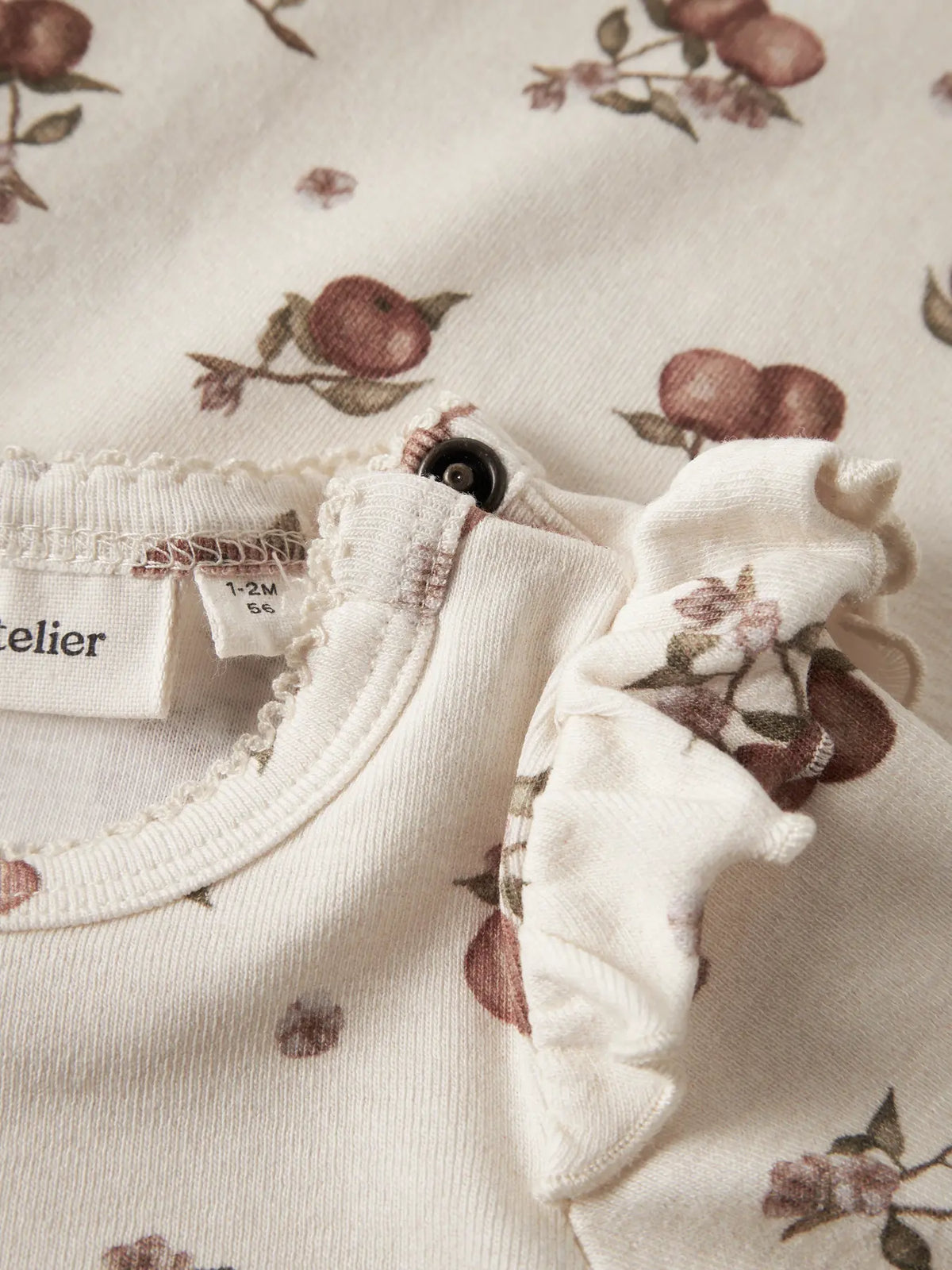 Detailaufnahme von Blumenmuster und Rippstoff des LIL'ATELIER Babybodys bei Bärechind Winterthur Zürich Schweiz