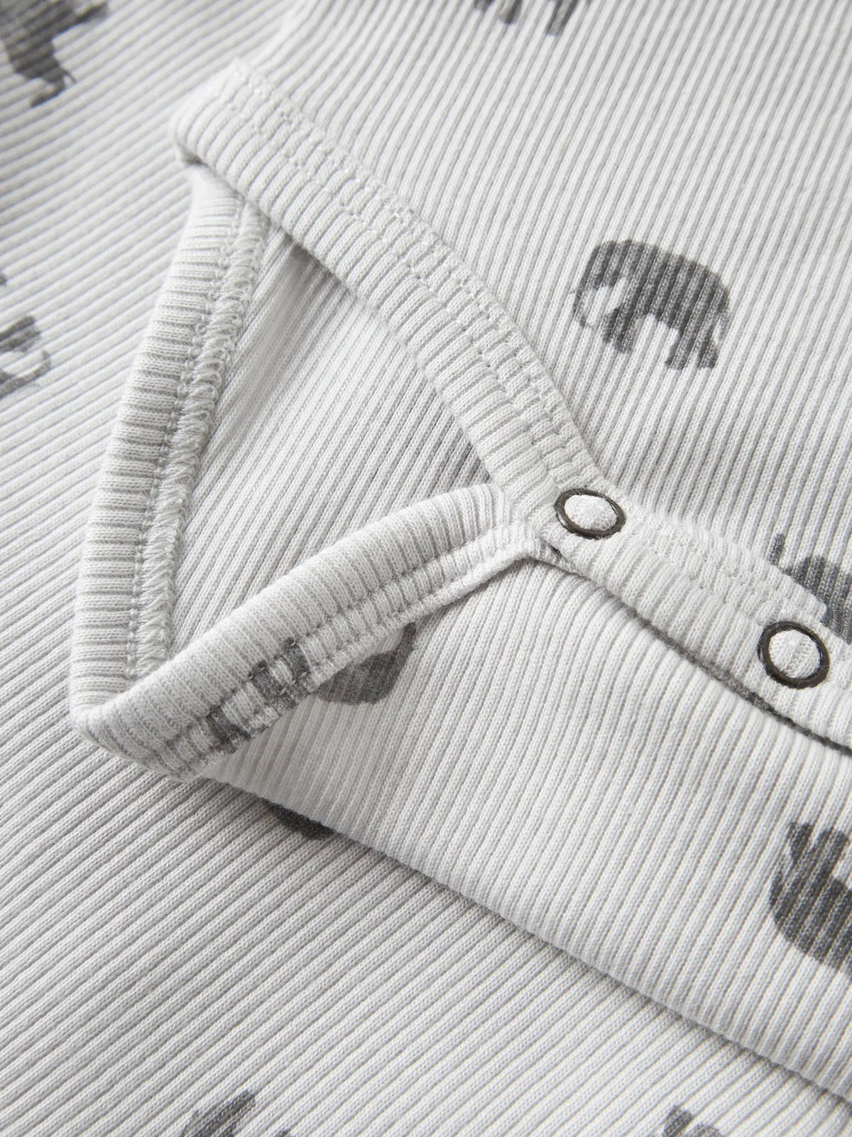 Detailaufnahme des Rippstoffs und Elefantenmusters von LIL'ATELIER bei Bärechind Winterthur Zürich Schweiz