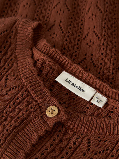 Detailaufnahme von Lochstrick und Knopfleiste der LIL'ATELIER Strickjacke bei Bärechind Winterthur Zürich Schweiz