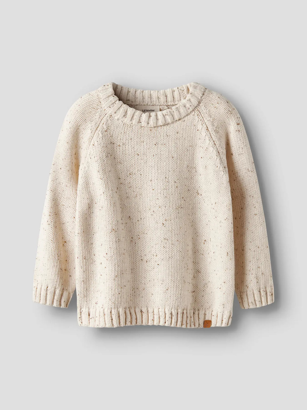 Vorderansicht des beigen LIL'ATELIER Pullovers aus Bio-Baumwolle – bei Bärechind in Winterthur, Zürich, Schweiz.
