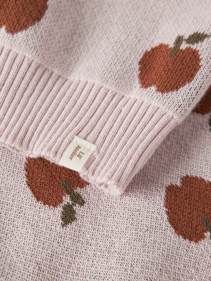 Detailaufnahme des Apfelmusters auf einem LIL'ATELIER Strickpullover bei Bärechind Winterthur Zürich Schweiz