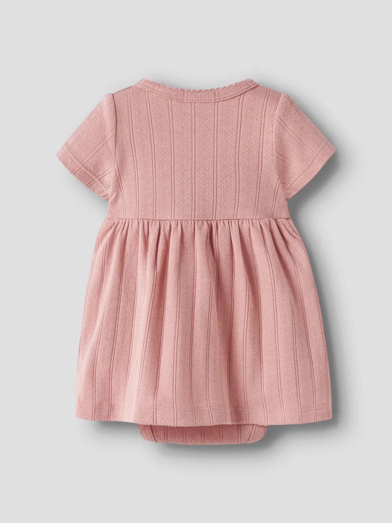 Rosa Baby Bodykleid mit Strukturmuster von Lil' Atelier, nachhaltige Baby Kleidung bei Bärechind Winterthur Zürich Schweiz.