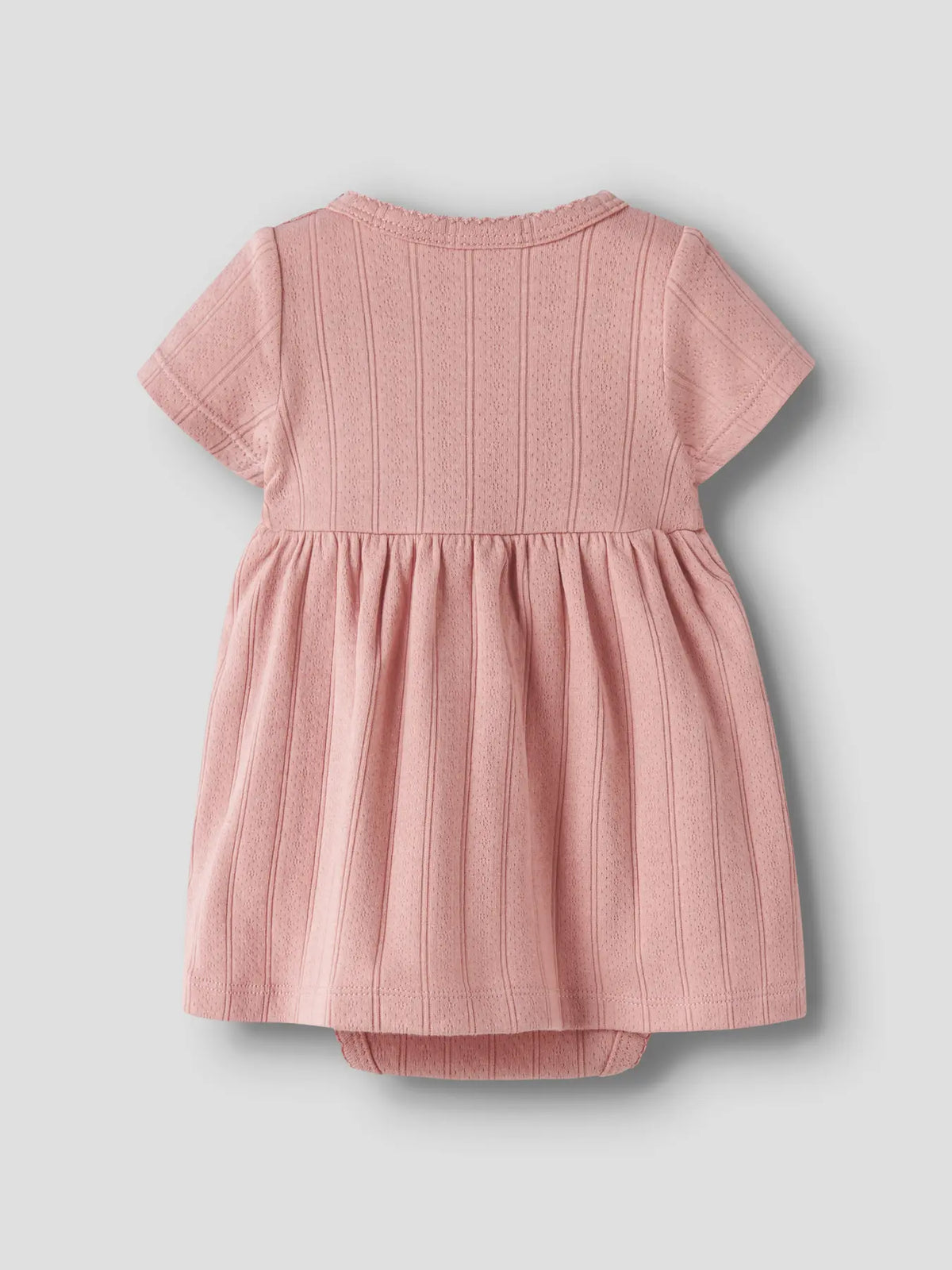 Rosa Baby Bodykleid mit Strukturmuster von Lil' Atelier, nachhaltige Baby Kleidung bei Bärechind Winterthur Zürich Schweiz.
