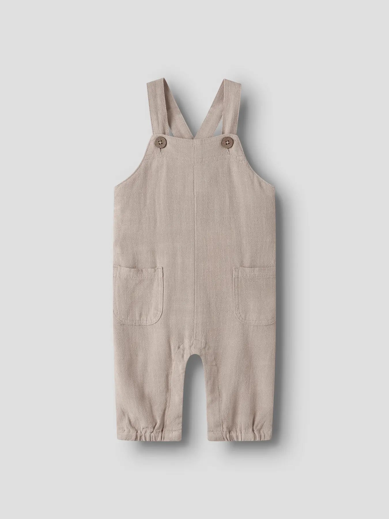 Baby Latzhose in Beige aus Viskose-Leinen Mischung von Lil’Atelier, erhältlich bei Bärechind in Winterthur, Zürich, Schweiz
