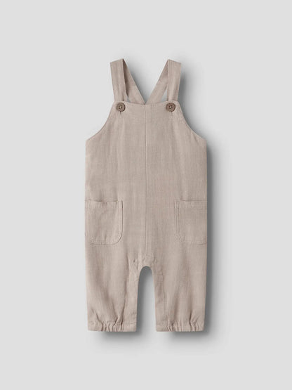 Baby Latzhose in Beige aus Viskose-Leinen Mischung von Lil’Atelier, erhältlich bei Bärechind in Winterthur, Zürich, Schweiz