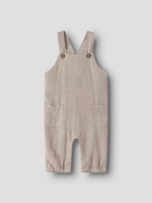 Baby Latzhose in Beige aus Viskose-Leinen Mischung von Lil’Atelier, erhältlich bei Bärechind in Winterthur, Zürich, Schweiz