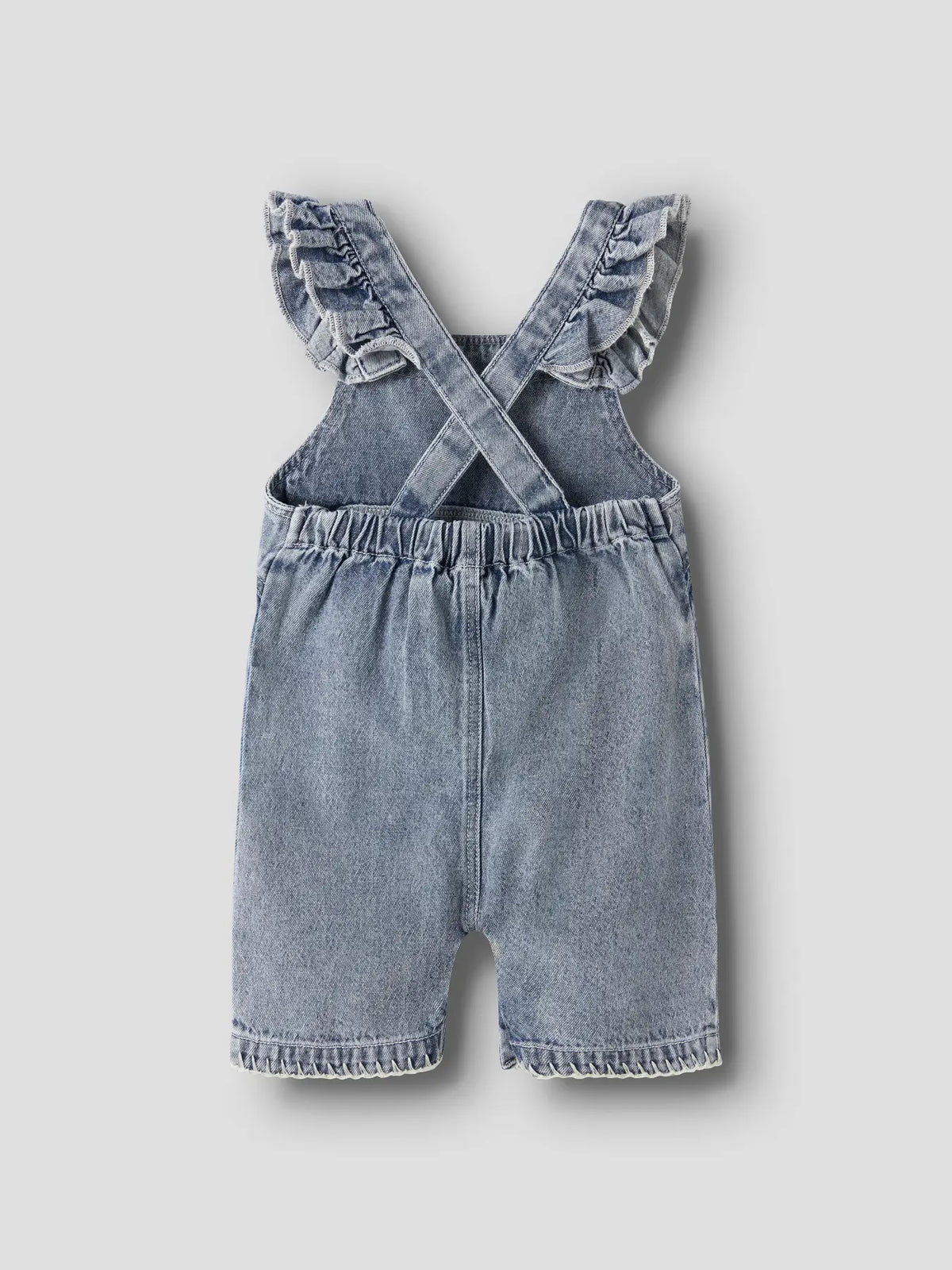 Baby Latzshorts aus Jeans in Blau von Lil’Atelier, erhältlich bei Bärechind in Winterthur, Zürich, Schweiz