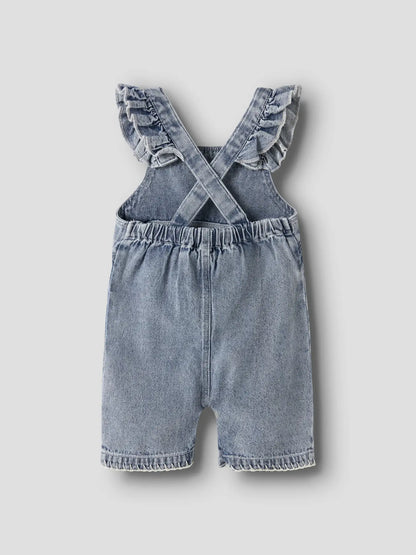 Baby Latzshorts aus Jeans in Blau von Lil’Atelier, erhältlich bei Bärechind in Winterthur, Zürich, Schweiz