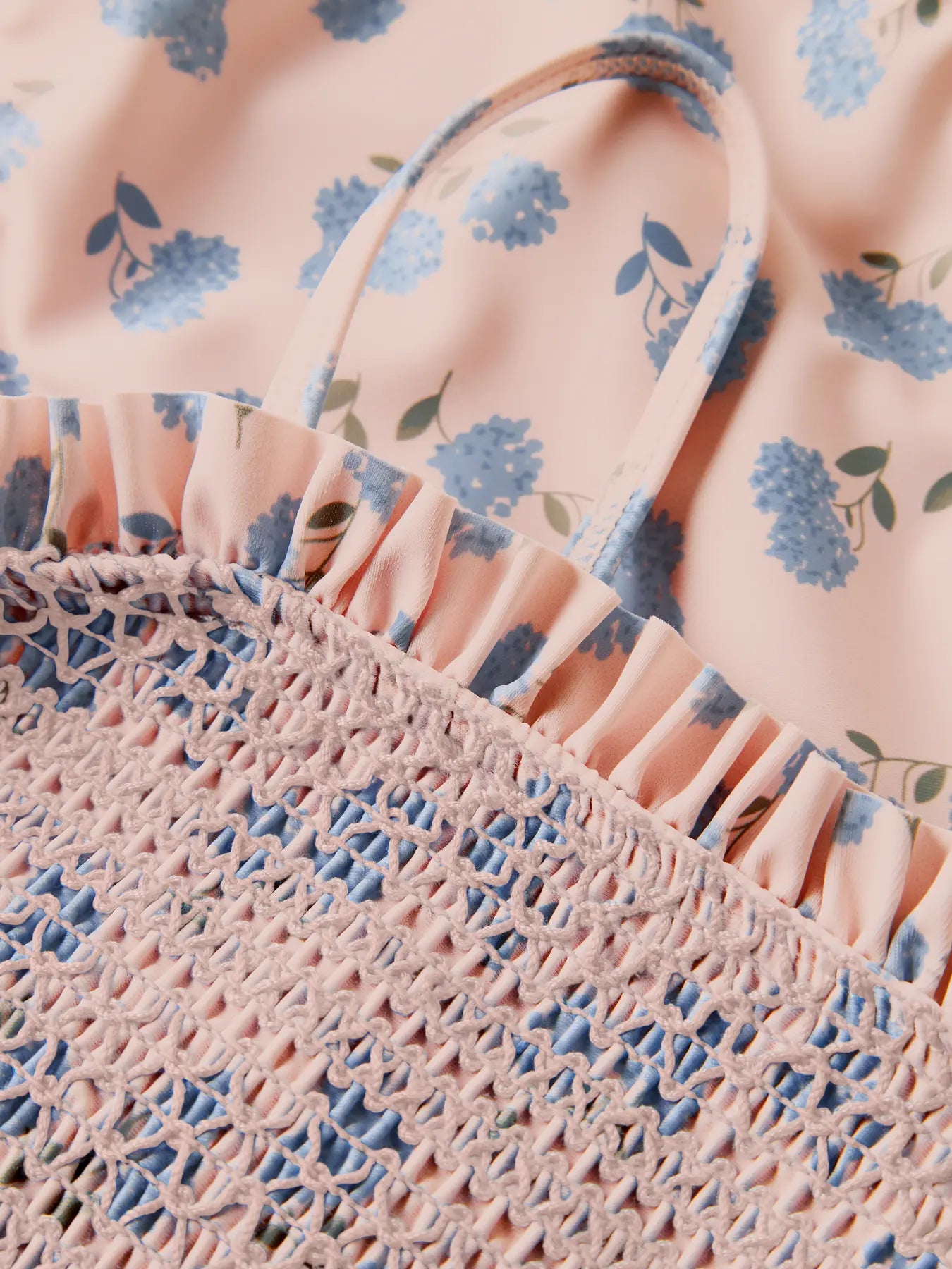 Detailaufnahme von Volants und Blumenmuster eines Badeanzugs von Lil’Atelier bei Bärechind in Winterthur, Zürich, Schweiz