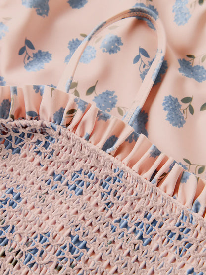 Detailaufnahme von Volants und Blumenmuster eines Badeanzugs von Lil’Atelier bei Bärechind in Winterthur, Zürich, Schweiz