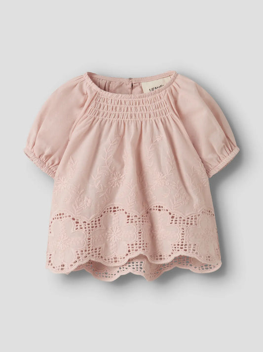 Rosa Bluse mit Lochstickerei aus Baumwolle von Lil’Atelier bei Bärechind in Winterthur, Zürich, Schweiz