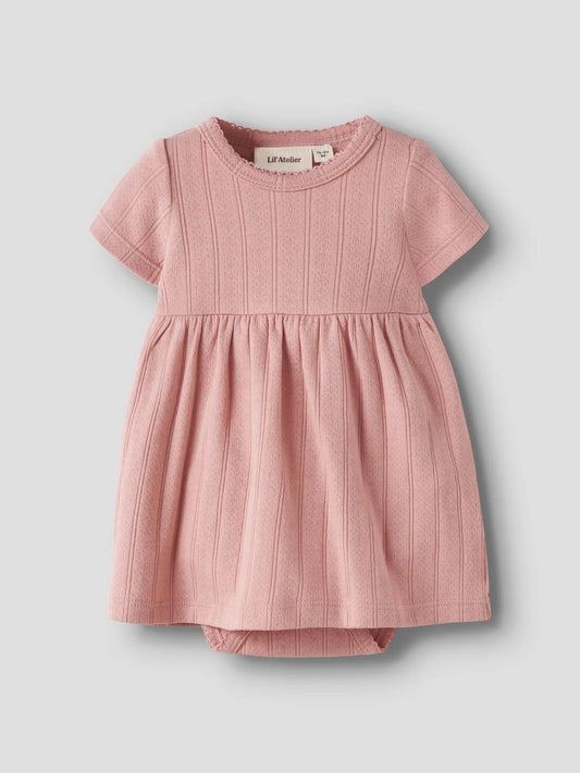 Lil' Atelier Bodykleid aus Bio-Baumwolle in rosa für Babys, erhältlich bei Bärechind Kinderladen Winterthur Zürich Schweiz.