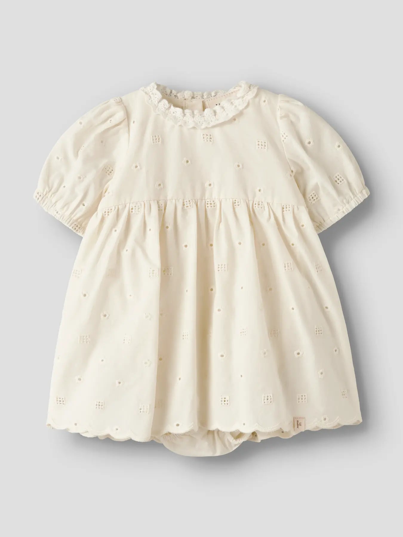 Cremefarbenes Bodykleid mit Stickerei aus Bio-Baumwolle von Lil’Atelier bei Bärechind in Winterthur, Zürich, Schweiz