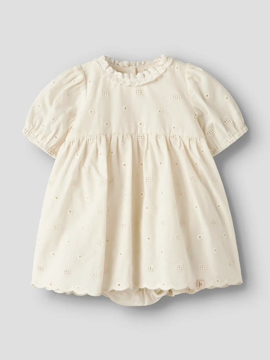 Cremefarbenes Bodykleid mit Stickerei aus Bio-Baumwolle von Lil’Atelier bei Bärechind in Winterthur, Zürich, Schweiz