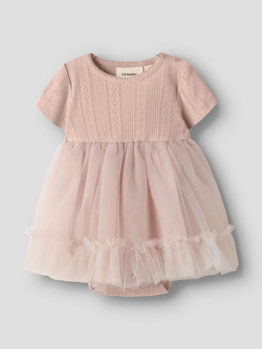 Rosa Bodykleid mit Tüllrock aus Bio-Baumwolle von Lil’Atelier im Bärechind in Winterthur, Zürich, Schweiz