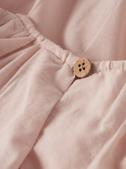 Detailaufnahme von Bluse mit Knopf und Stickerei von Lil’Atelier bei Bärechind in Winterthur, Zürich, Schweiz